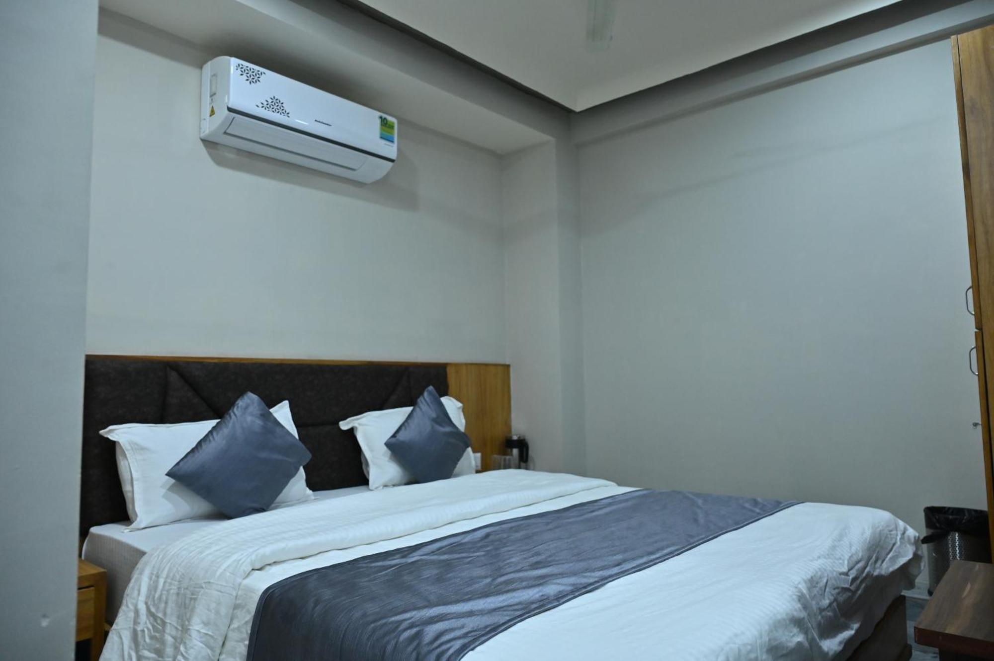 Hotel Sury Villa أحمد أباد المظهر الخارجي الصورة