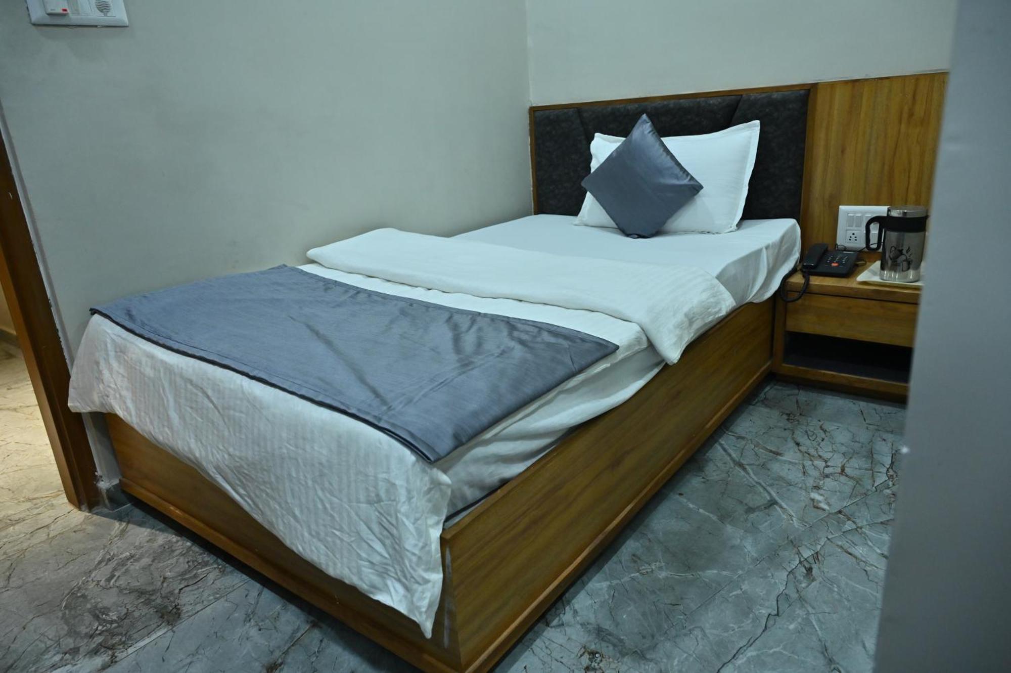 Hotel Sury Villa أحمد أباد المظهر الخارجي الصورة