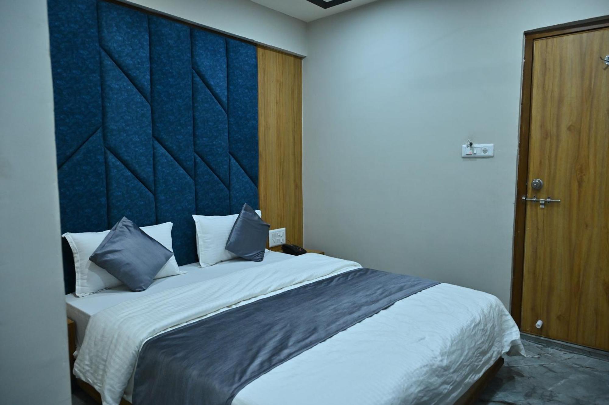 Hotel Sury Villa أحمد أباد المظهر الخارجي الصورة