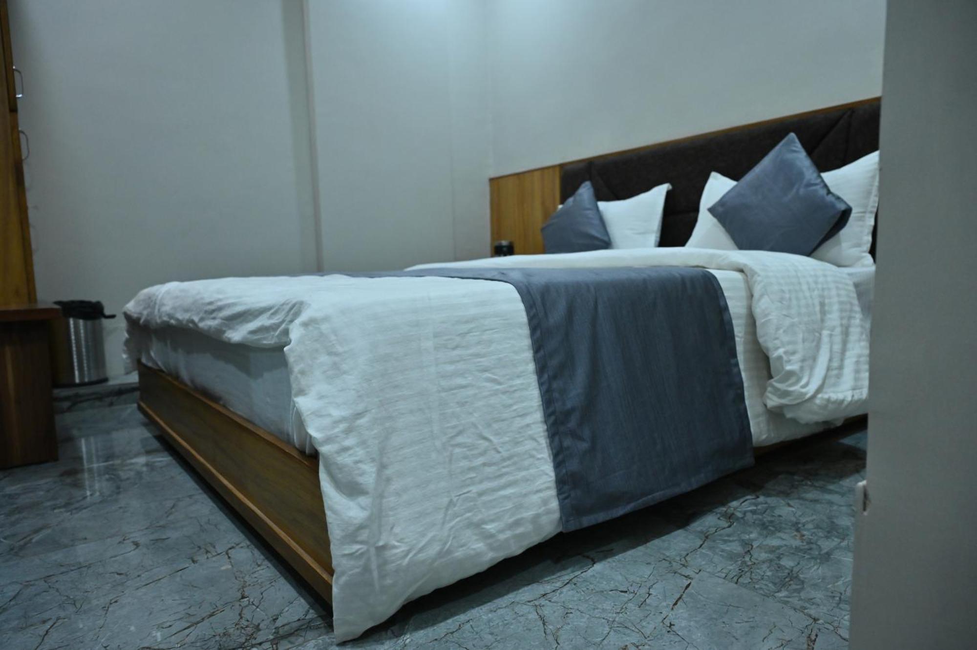 Hotel Sury Villa أحمد أباد المظهر الخارجي الصورة