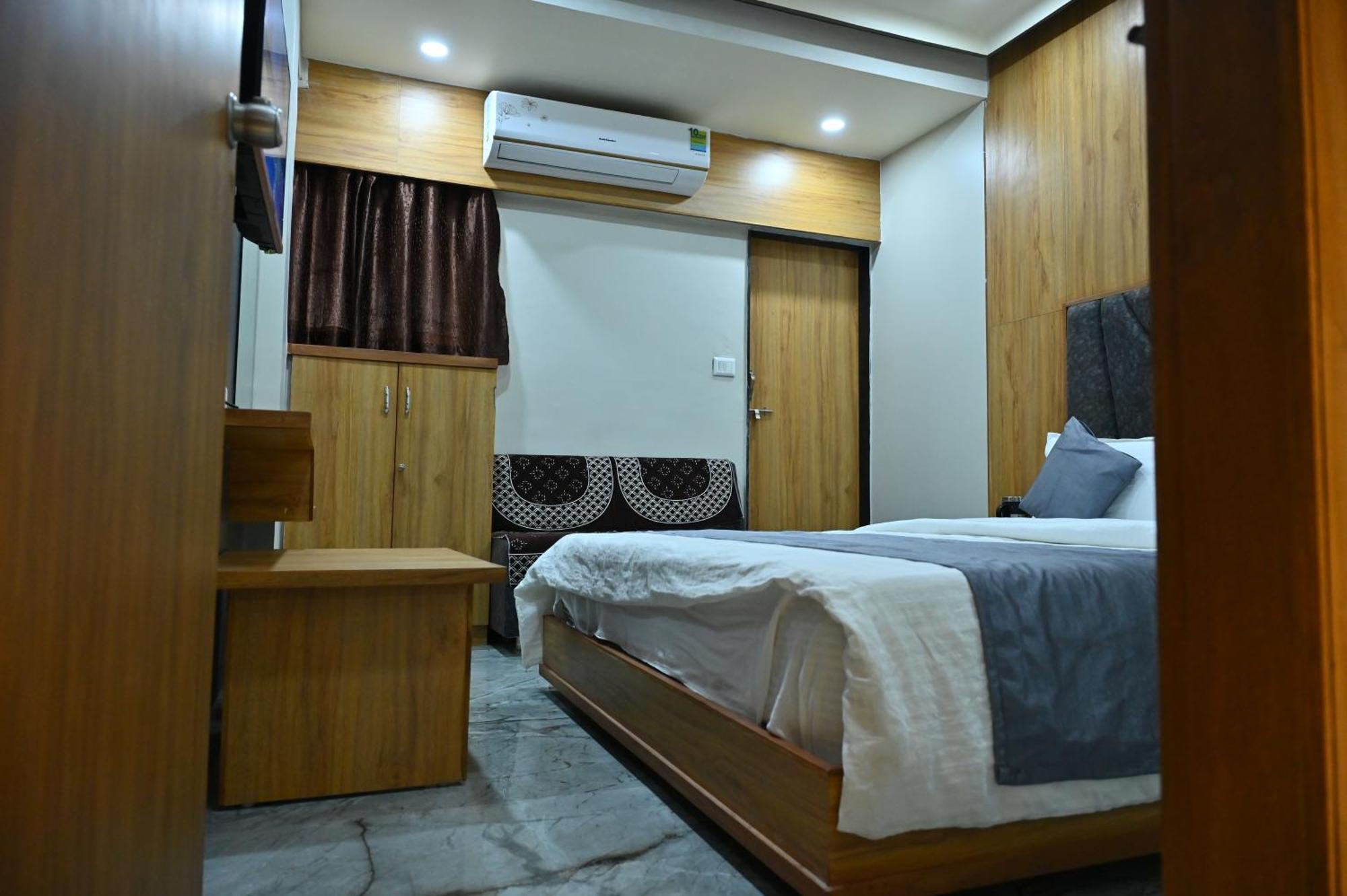 Hotel Sury Villa أحمد أباد المظهر الخارجي الصورة